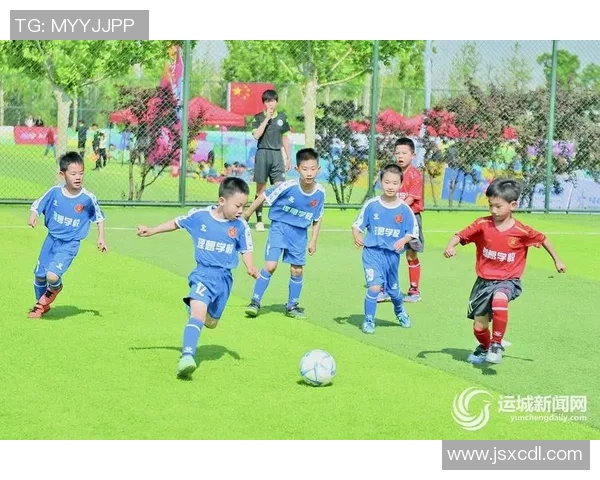 儿子在绿茵场上挥洒汗水追逐梦想足球带给他无尽的快乐与成长 儿子在绿茵场上挥洒汗水追逐梦想足球带给他无尽的快乐与成长