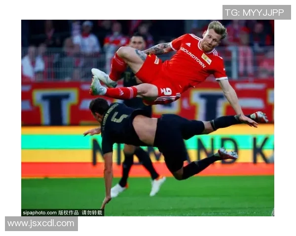 莱万足球鞋的魅力与性能解析助你在球场上大放异彩