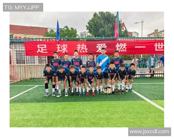 苑皓足球：追逐梦想的绿茵场上少年英雄的成长之路